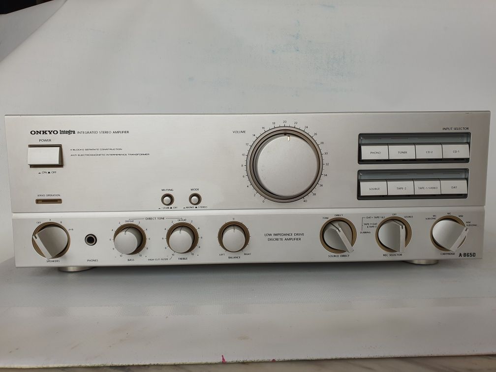 Продавам усилвател ONKYO Integra A-8650