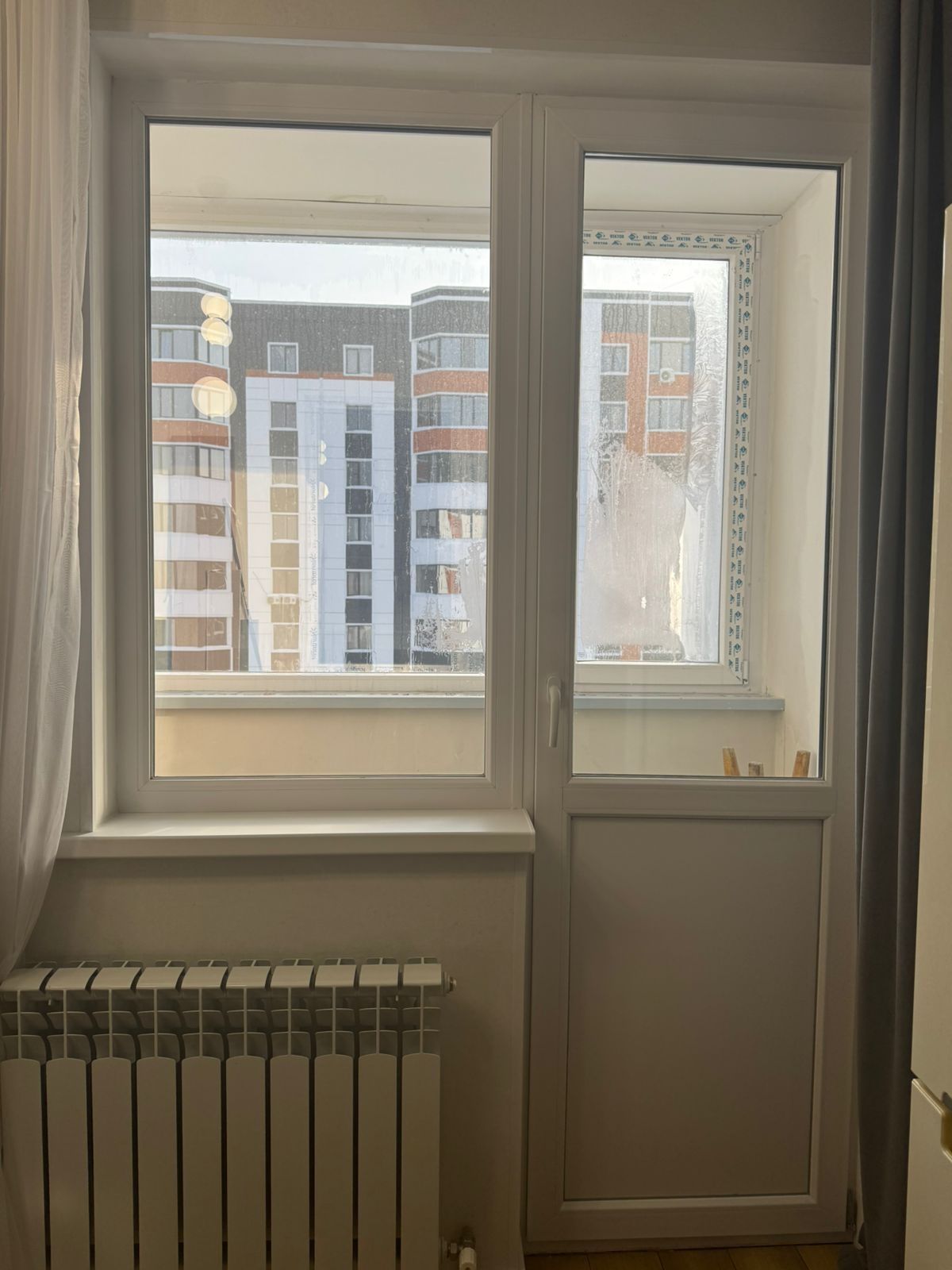 Продам балконную пластиковую дверь, в отличном состояний, в комплекте