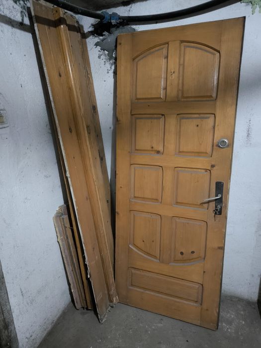 Ușă din lemn pentru exterior