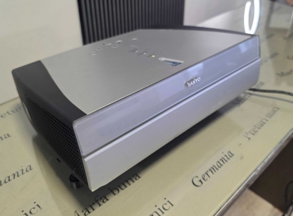 Videoproiector Sanyo PLV-72 - import Germania