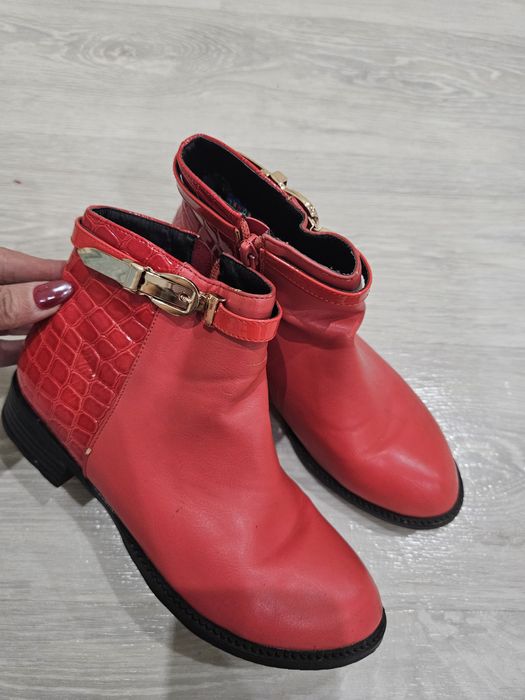 Продам красные ботильоны с ремешком и золотой пряжкой.