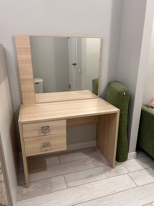 Туалетный столик с зеркалом