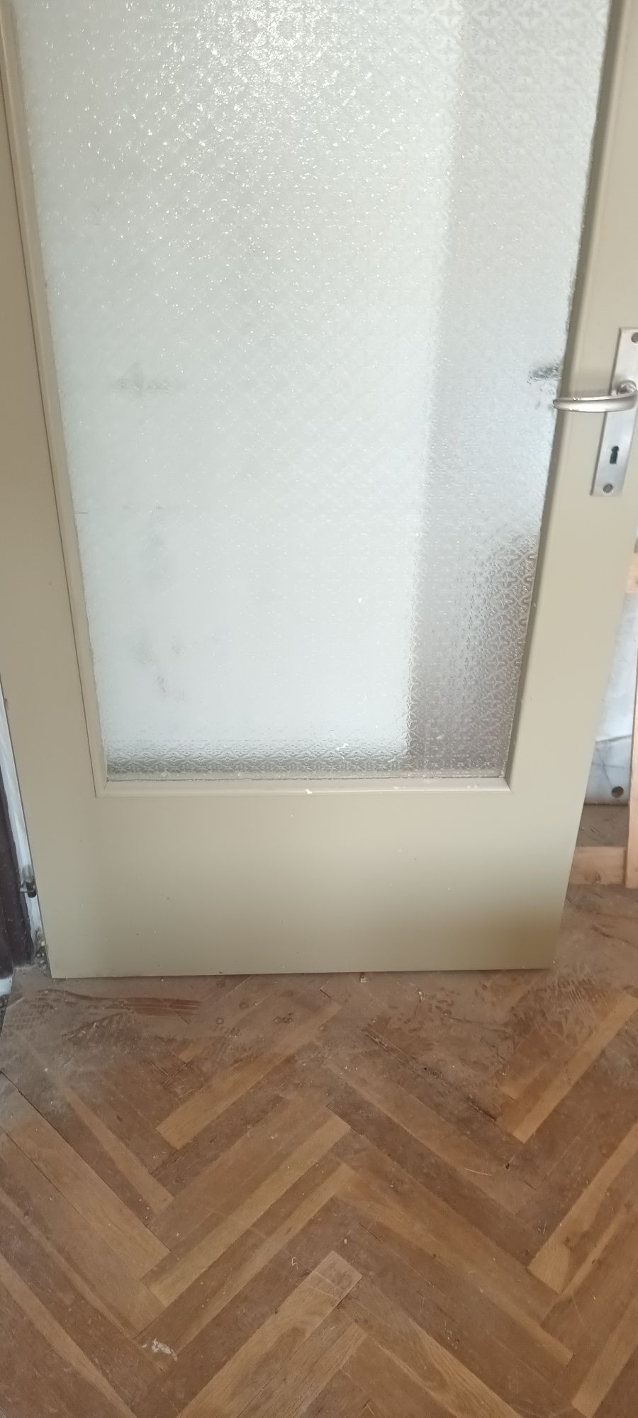 Продавам  интериорна врата с стъкло