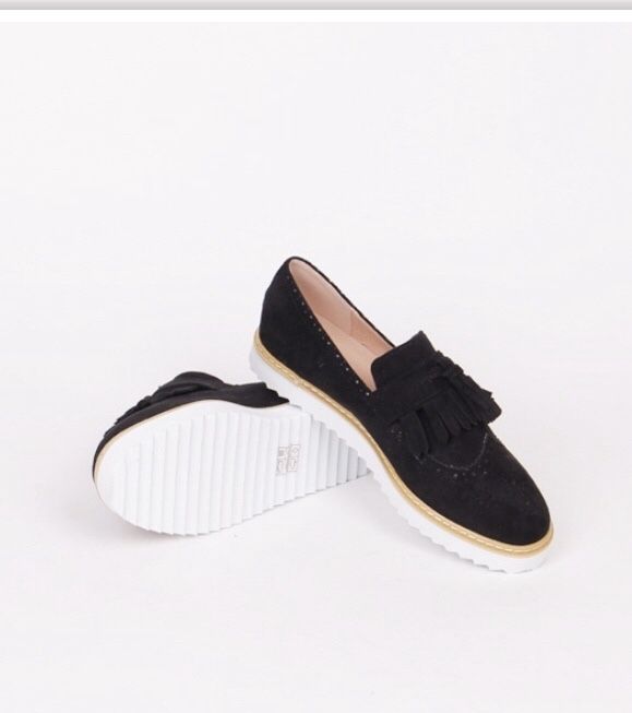 Черни велурени обувки с бяла подметка