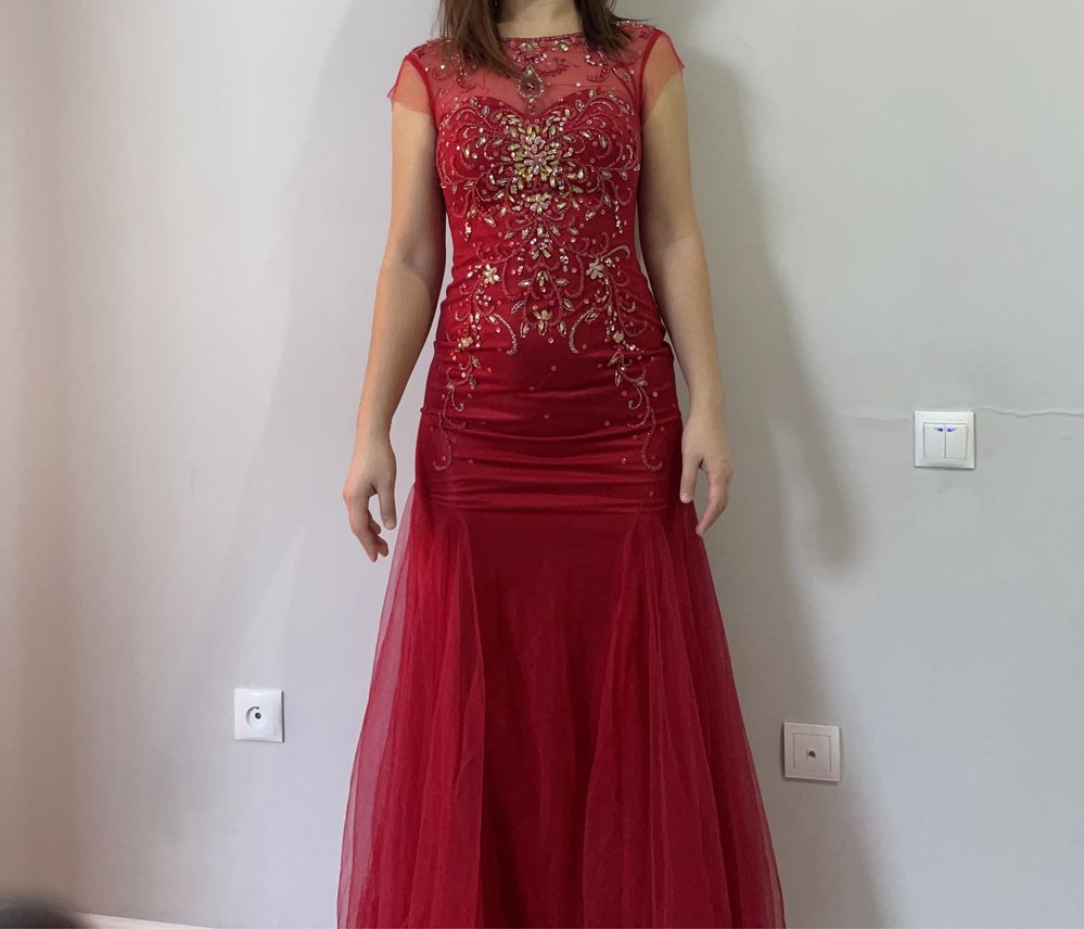 Платье красное нарядное