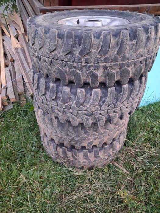 Vând anvelope 235 75 r15 cu jante aluminiu