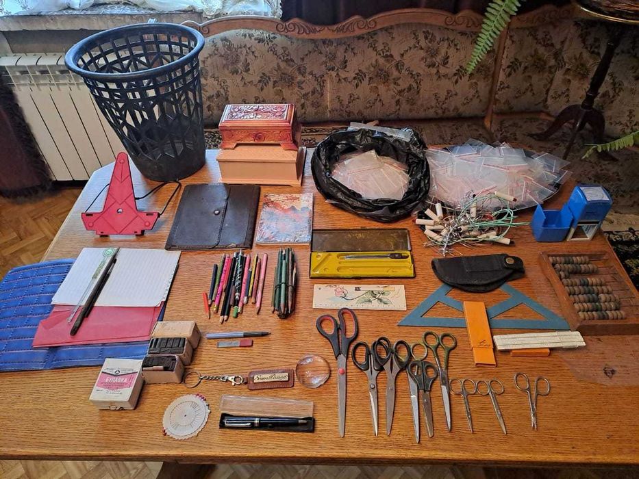 Увеличительное стекло ,ножницы ,магниты советского производства