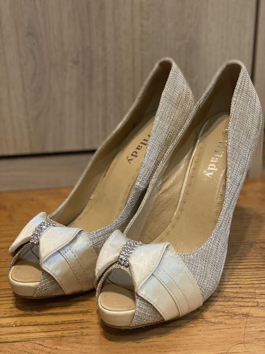 Обувки нови.