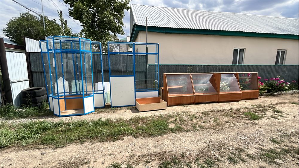 Стеклянные шкафы и деревянные шкаф