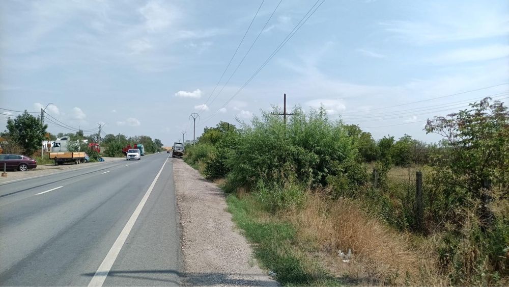 Teren si casa 7200 mp /250 m liniari deschidere la Dn6