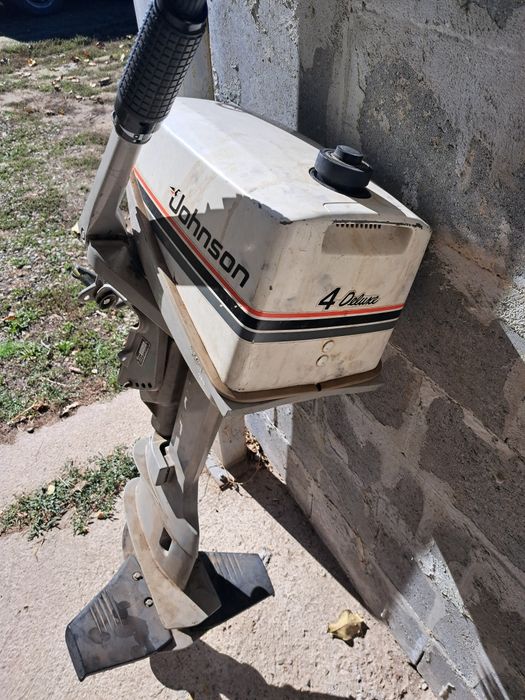 Продавам двутактов извънбордов двигател Johnson 4 к.с. за части.