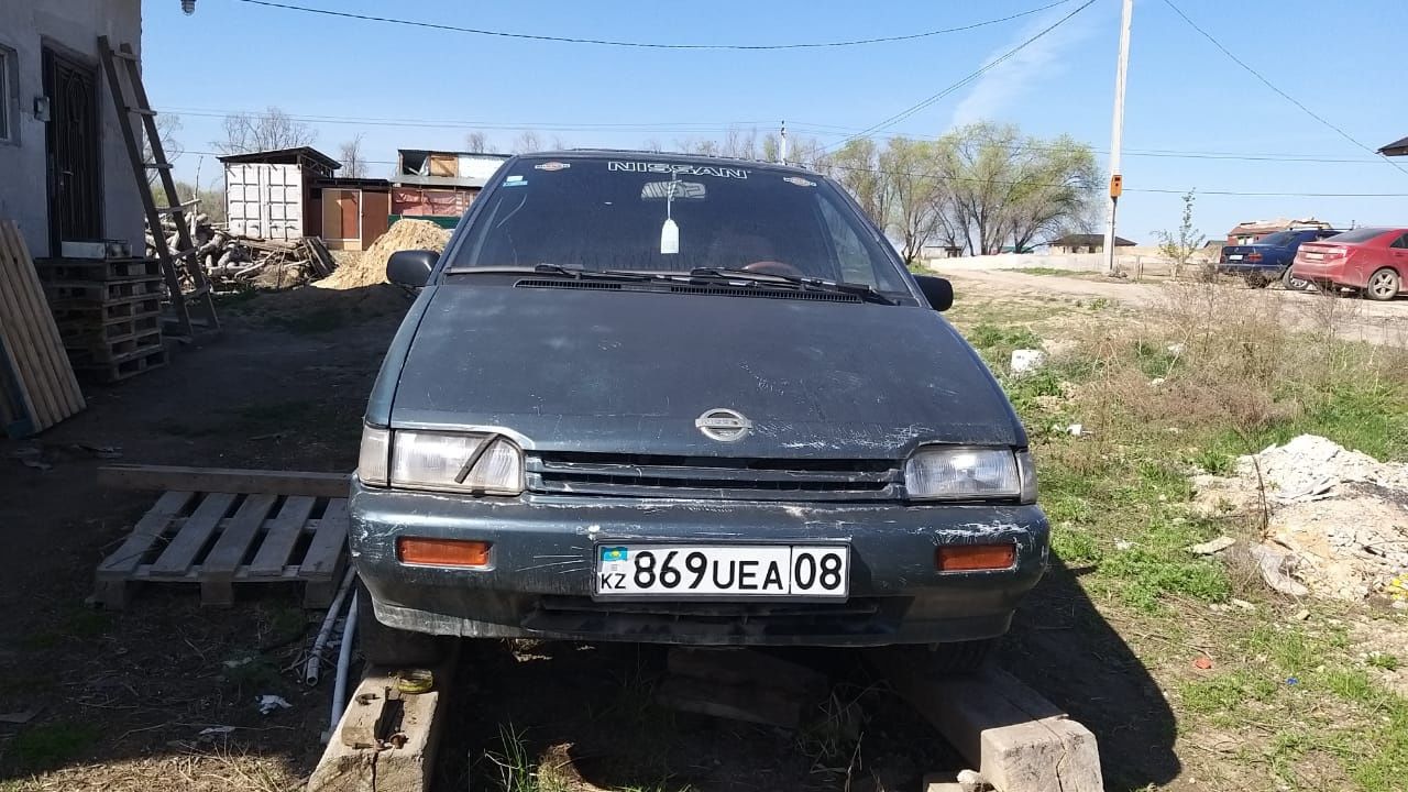 Продам машину Ниссан 1992 года
