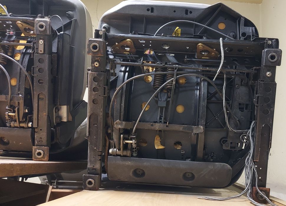 Автомобилни седалки с монитори. Кожени