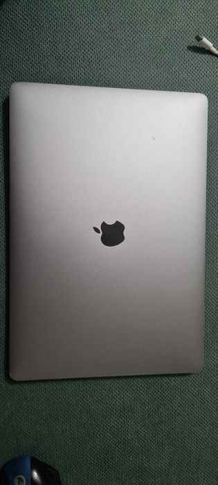 2019 MacBook Pro 15" i7 2.6GHz 32GB RAM 1Tb R560X Touchbar defect