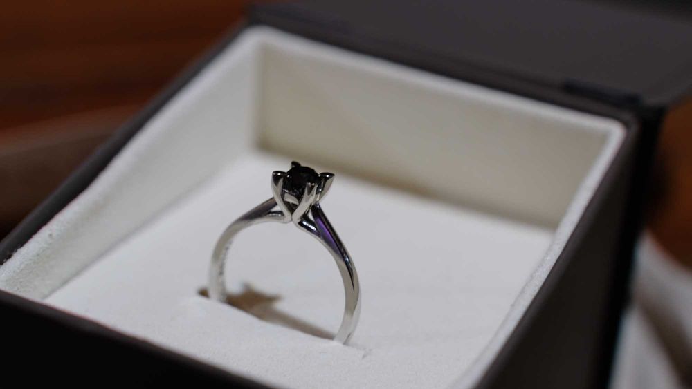 Годежен пръстен от бяло злато и черен диамант