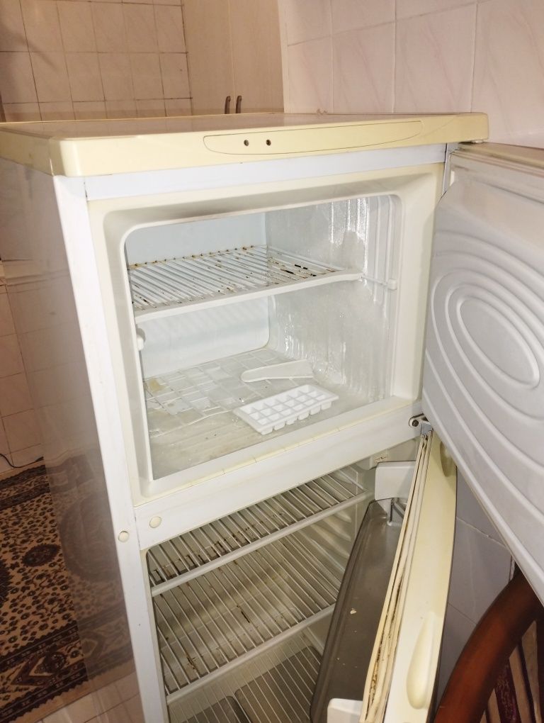 Холодильник срочно продаётся