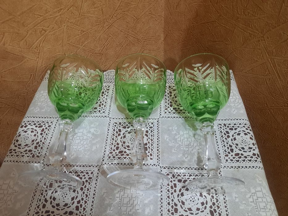 Красивые изумрудные фужеры на фигурной ножке. Цветной хрусталь. Герман