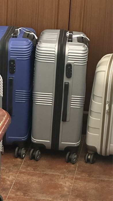 Продам чемодан поликарбон