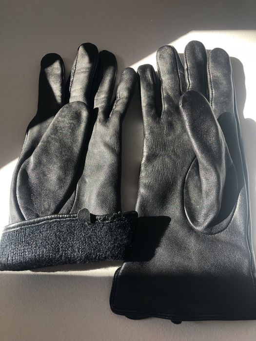 Manusi negre de piele