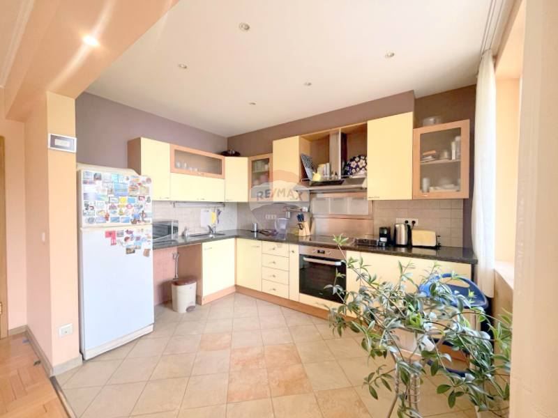 Продава се Тристаен апартамент в Варна, Бриз - 120 кв.м за 1959 €/кв.м - Снимка #4