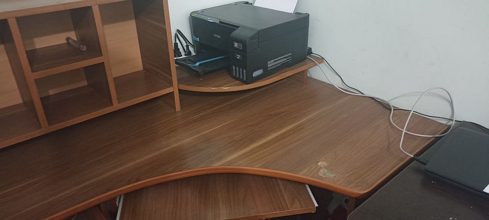 Компьютерный подставка сотилади стули билан 50 $ келишилади тел: 94250