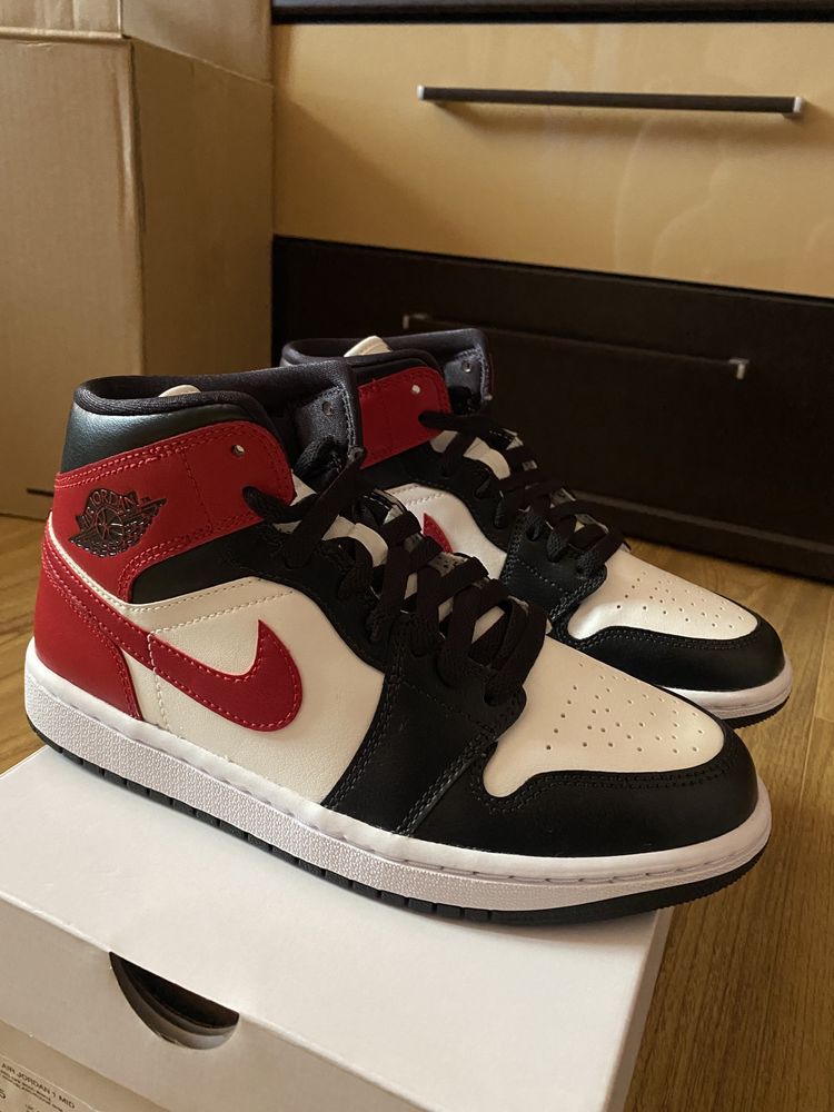 Jordan 1 Mid Black Toe