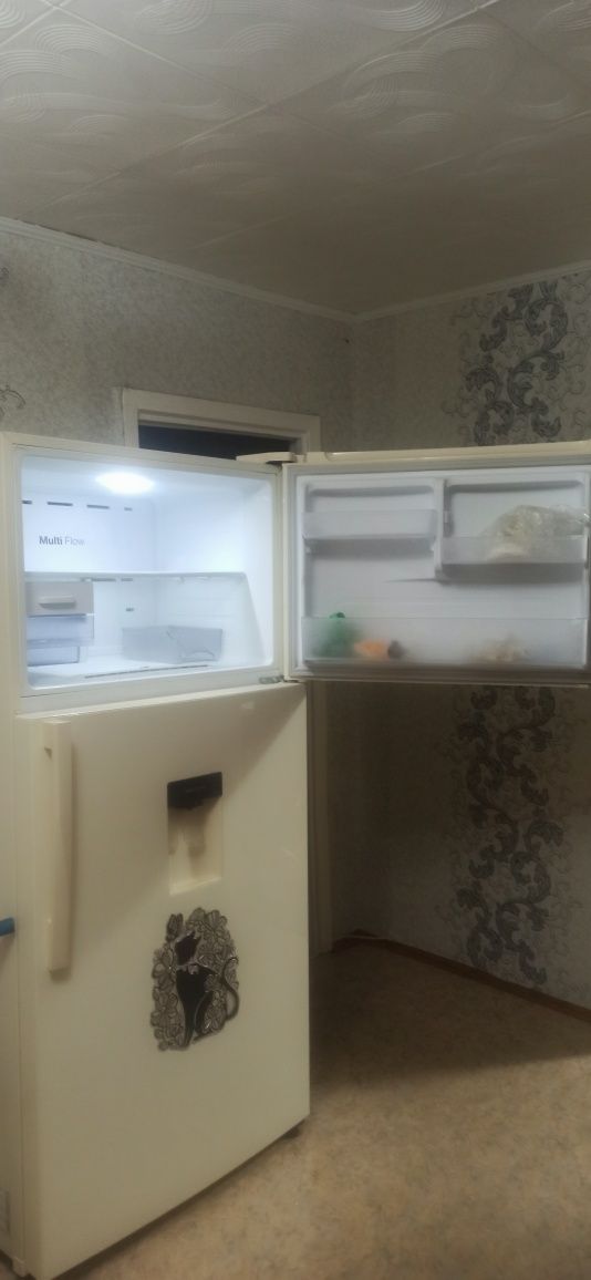Холодильник Samsung в отличном состоянии.