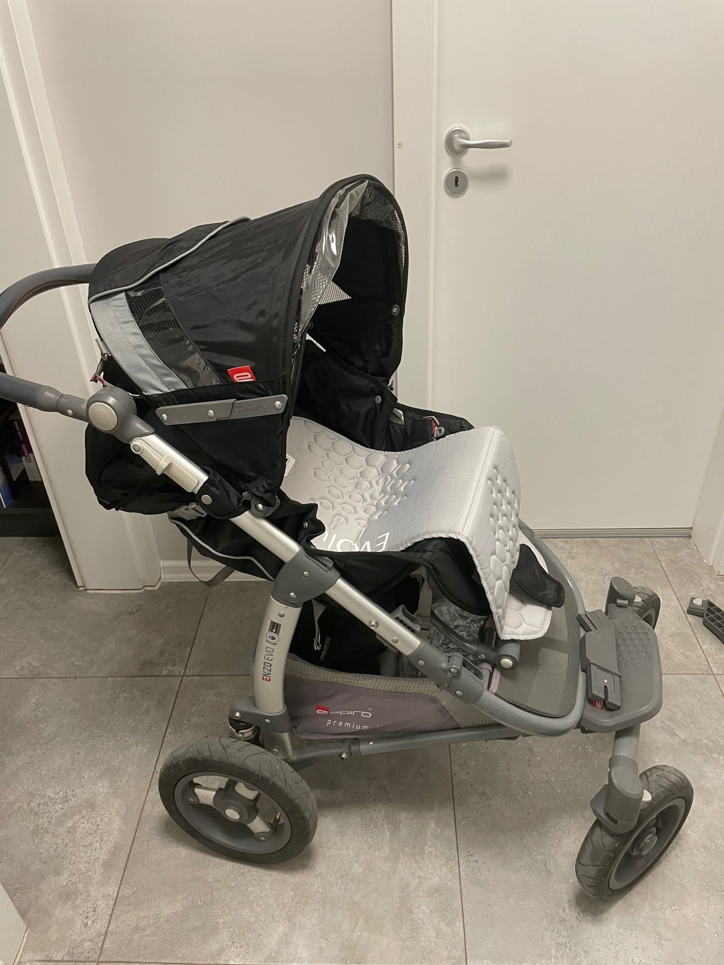 Комбинира бебешка количка ESPIRO ENZO EVO, заедно с кош за новородено.