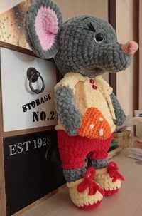 Плетена играчка на една кука мишка