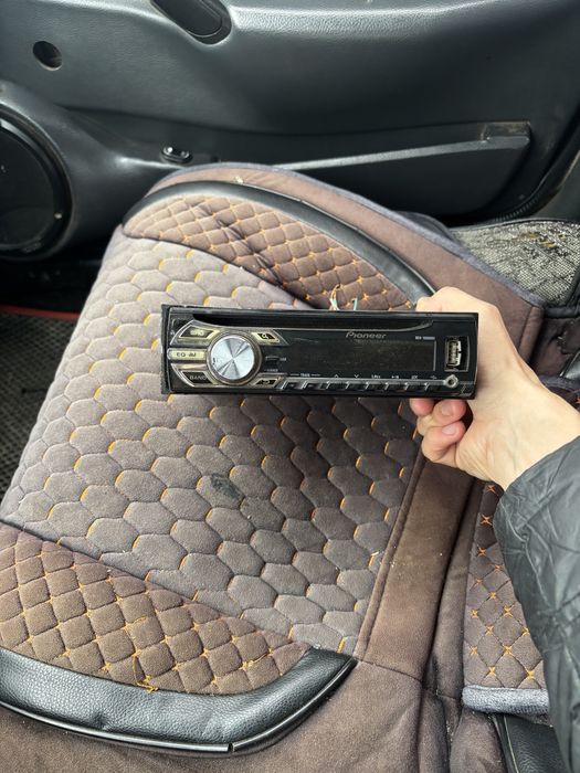 Продам магнитолу пионеер 2013 го года состояние отличное без блютуза..