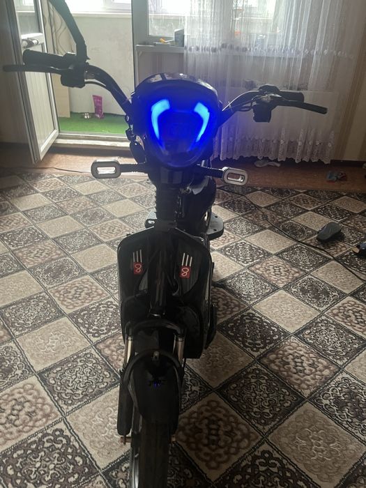 Продам скутер sk8 в хорошем состоянии скорость макс 40