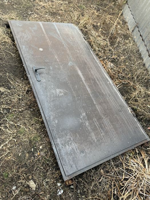 Дверь входная, железная с замком