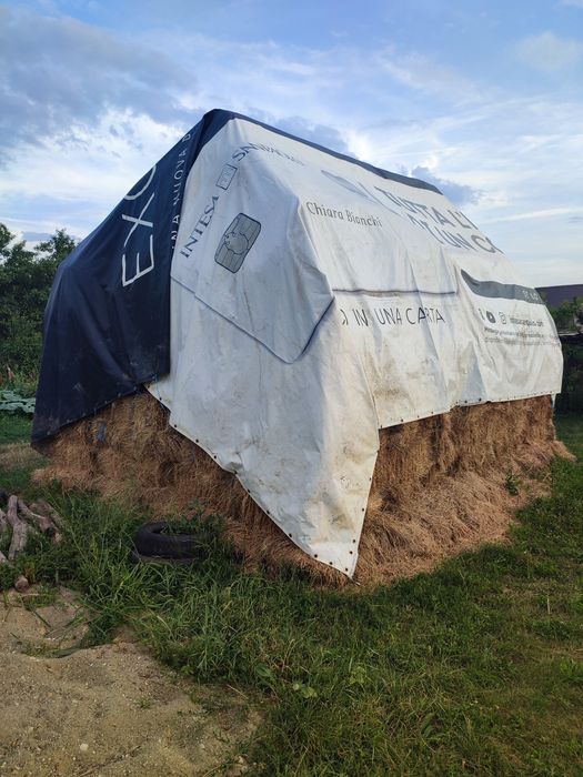 Baloți fân cu puțină lucernă prin ei.