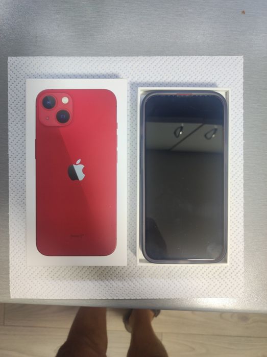 Iphone 13 червен