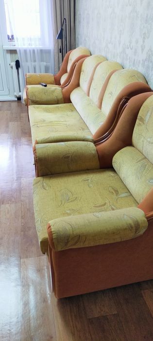 Диван с двумя кресло ероватью