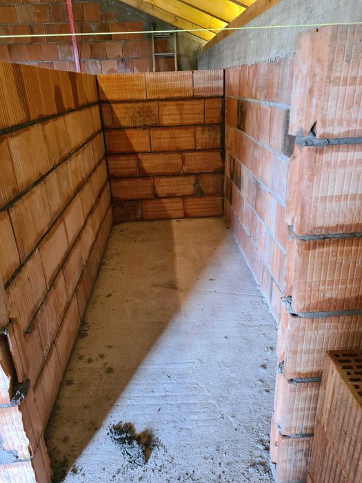 CASA IN ROSU in Batesti langa Faget