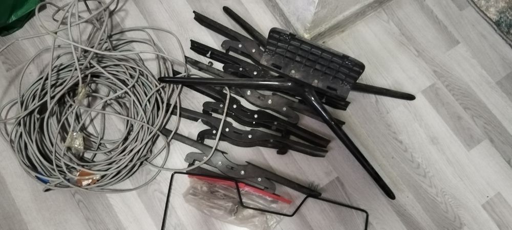 Универсальный крепёж для телевизора с кабелем — подойдёт для автобуса,