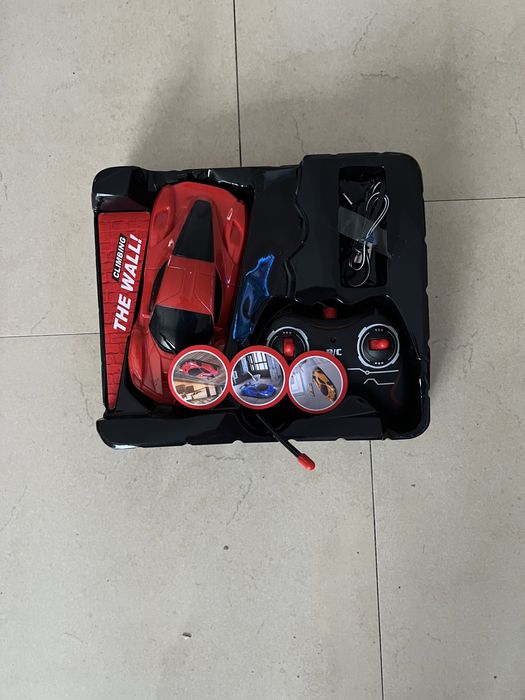 Masinute care se urca pe pereti cu telecomanda