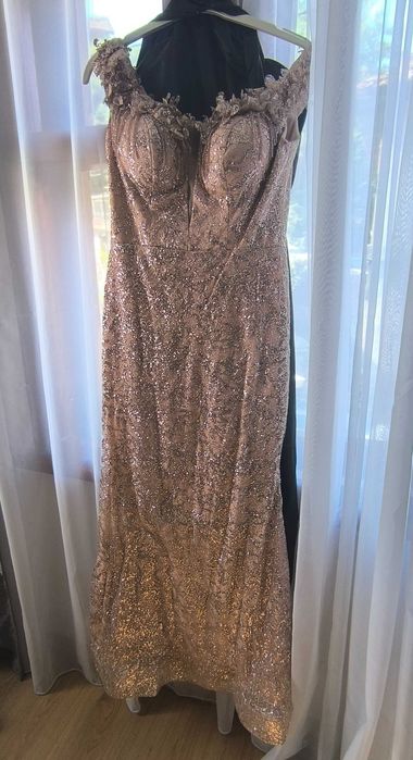 Официална рокля размер С