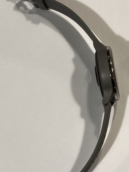 Garmin Vivoactive 4S, сив, като нов, кутия и зарядно