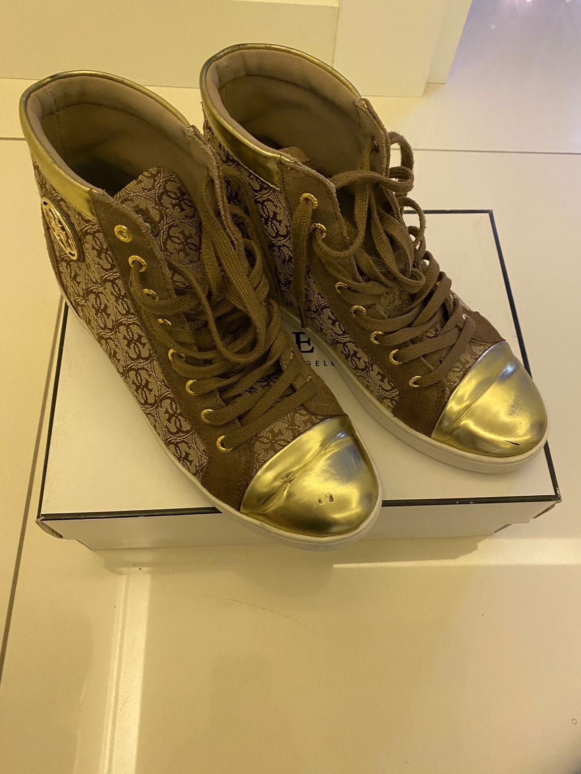 Оригинални Дамски Guess кецове
