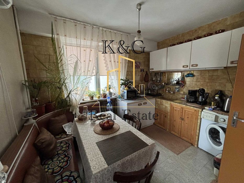Продава се Двустаен апартамент в Разград, Център - 74 кв.м за 1241 €/кв.м - Снимка #1