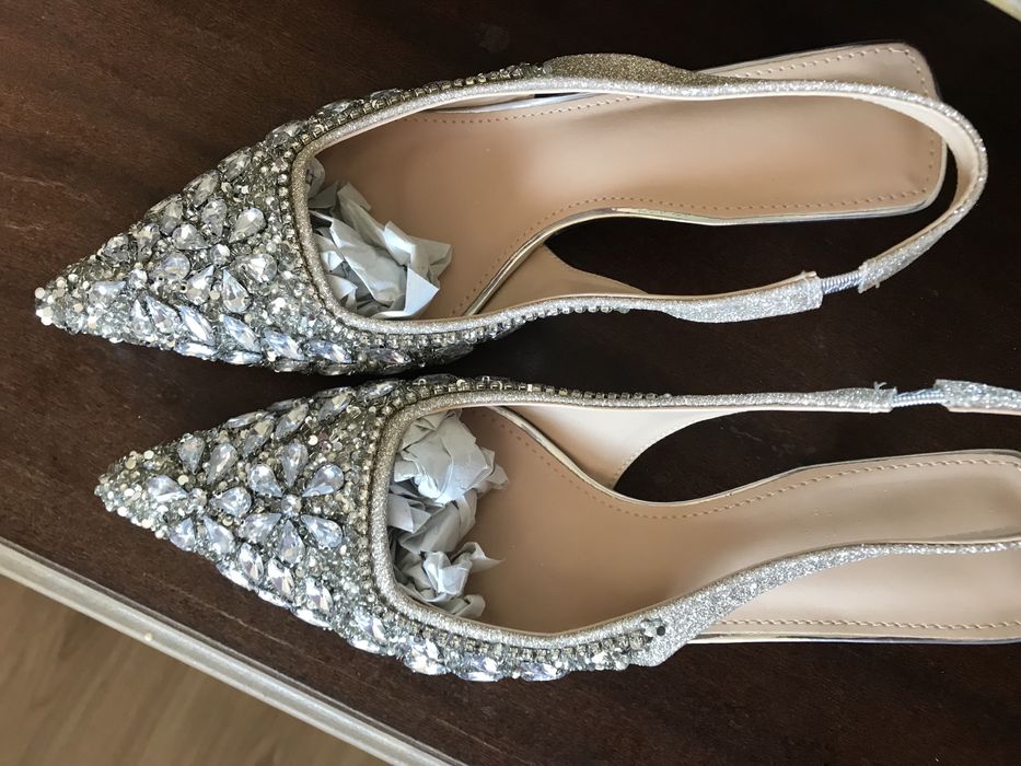 Обувки на ток с камъни