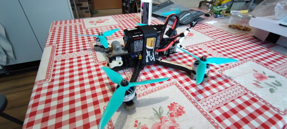 Продавам 5 inch FPV дрон 4s DJI
