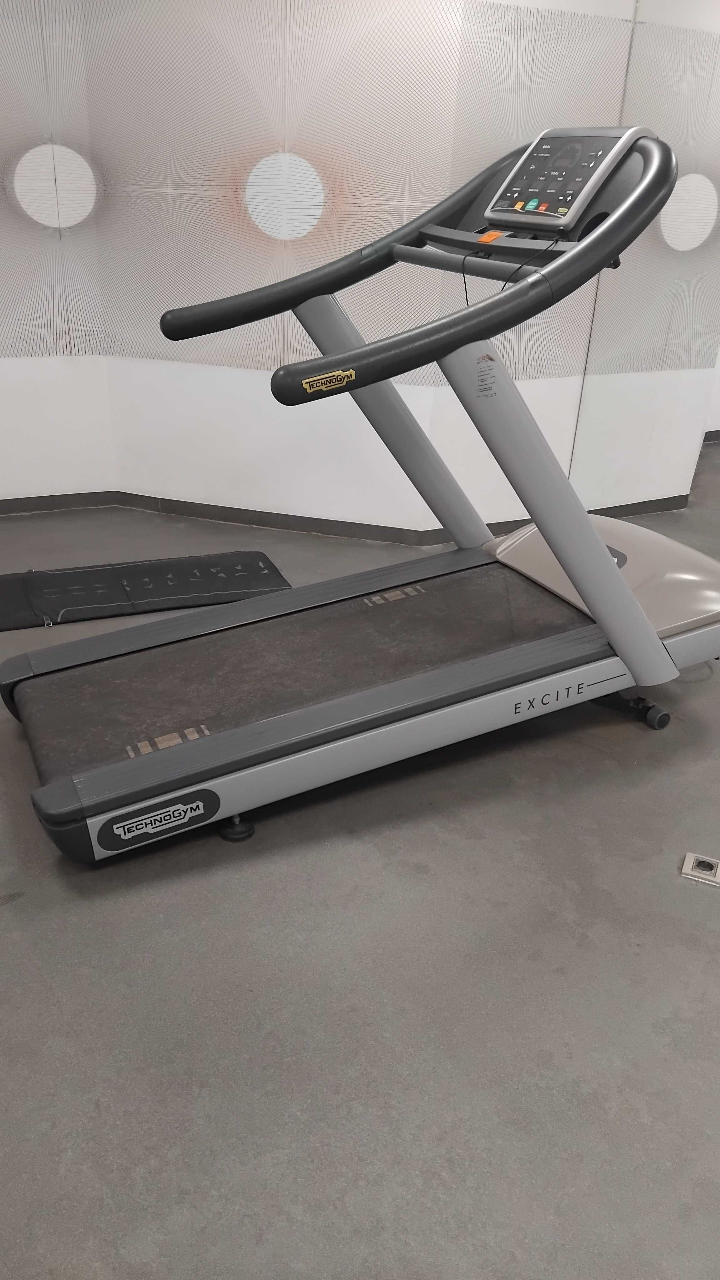 Бягаща пътека TECHNOGYM