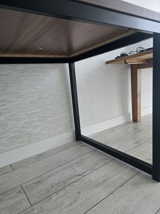 Стол в отличном состоянии.