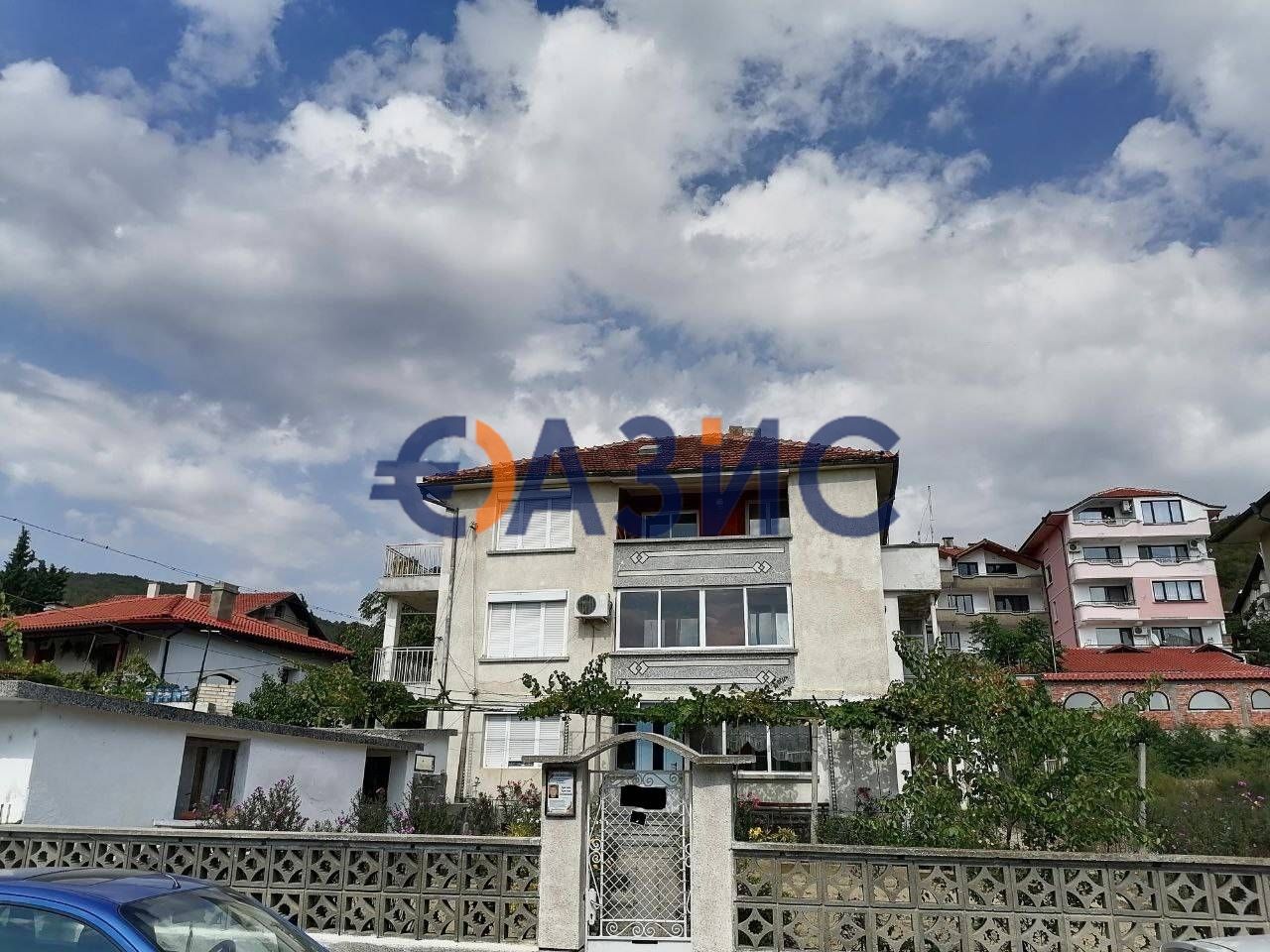 Къща на 3 етажа 252 кв. м.+двор 690 кв. м.+два гаража,център Свети