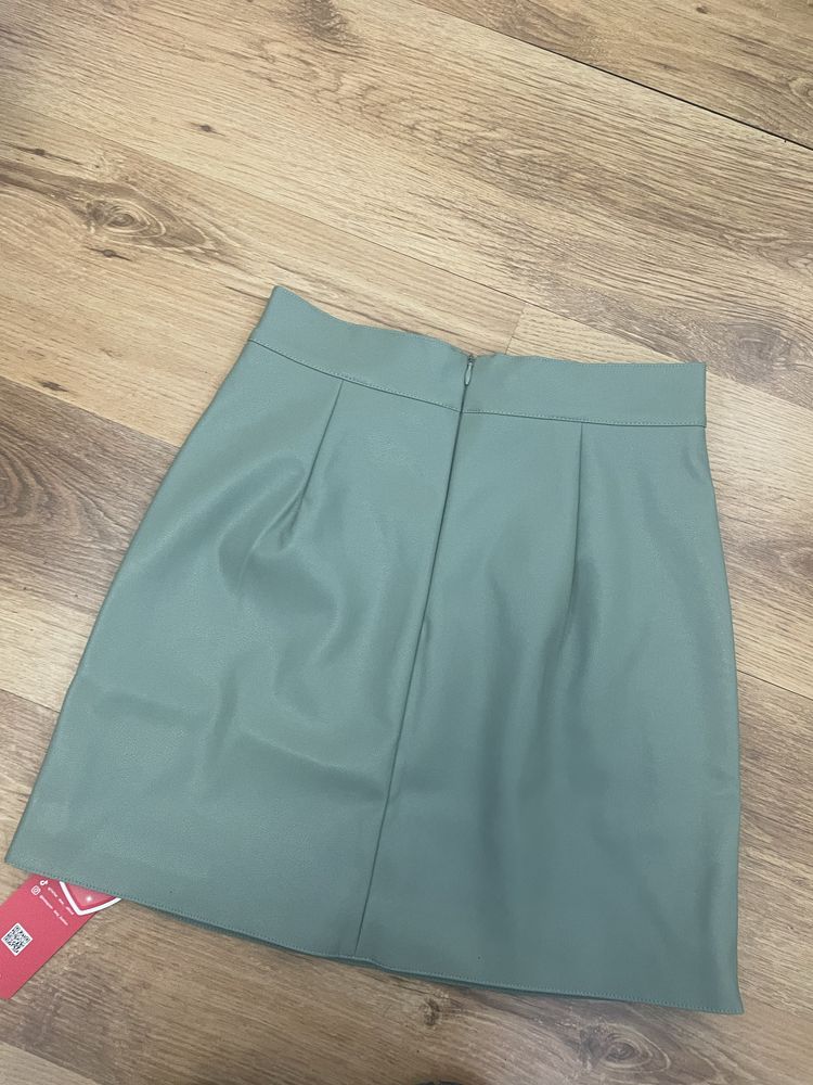 Зелена/резедава къса кожена пола с висока талия