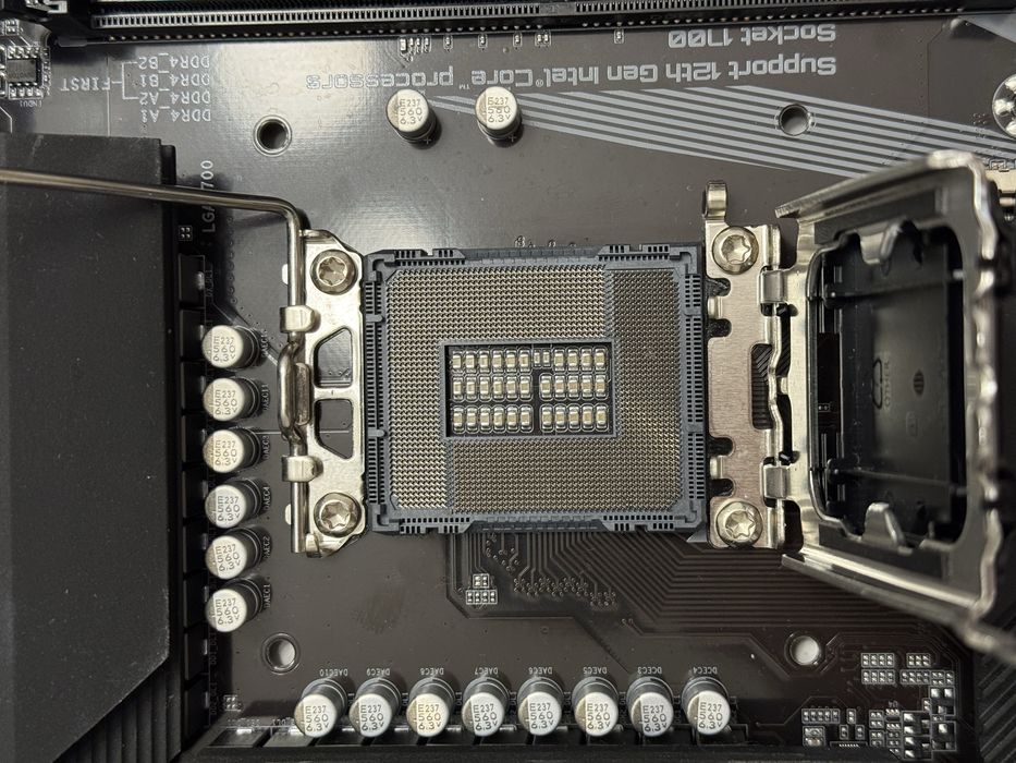 Placa de baza Gigabyte Z690 UD DDR4