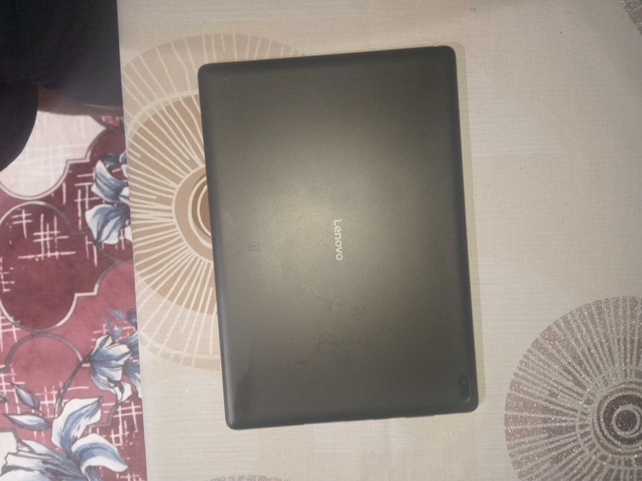 Vând tableta Lenovo TB-X104F